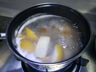 冰糖雪梨炖桃胶的做法步骤：6