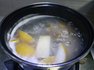 冰糖雪梨炖桃胶的做法步骤：7