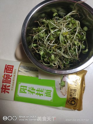 黑豆芽炒面条的做法步骤：1