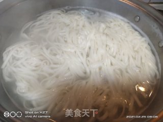 黑豆芽炒面条的做法步骤：2