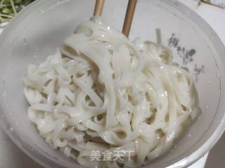 黑豆芽炒面条的做法步骤：3