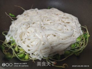 黑豆芽炒面条的做法步骤：5