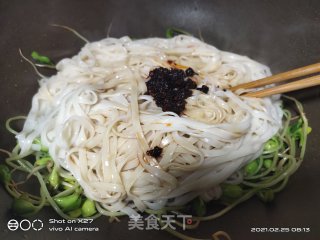 黑豆芽炒面条的做法步骤：6