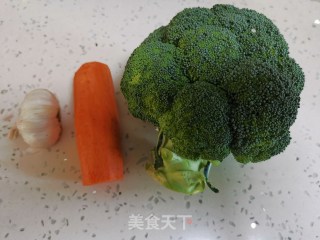 西兰花发财树的做法步骤：1