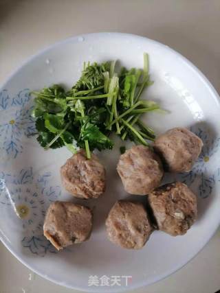早餐牛肉丸汤粉的做法步骤：1