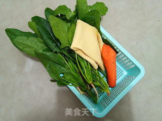 椒油炝拌菠菜豆皮的做法步骤：1