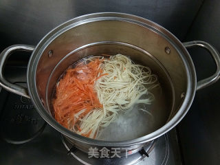 椒油炝拌菠菜豆皮的做法步骤：5