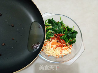 椒油炝拌菠菜豆皮的做法步骤：9