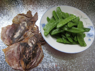 乌贼鲞炒荷兰豆的做法步骤：1