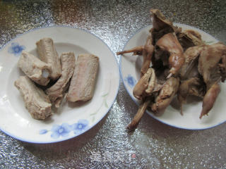 菜芯排骨鹌鹑汤的做法步骤：1