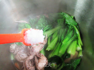 菜芯排骨鹌鹑汤的做法步骤：10