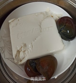 浇汁豆腐皮蛋的做法步骤：2