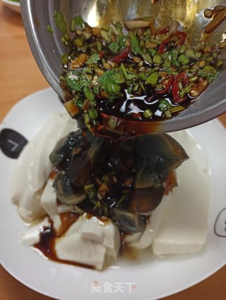 浇汁豆腐皮蛋的做法步骤：5