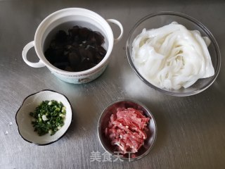 三鲜米粉的做法步骤：1