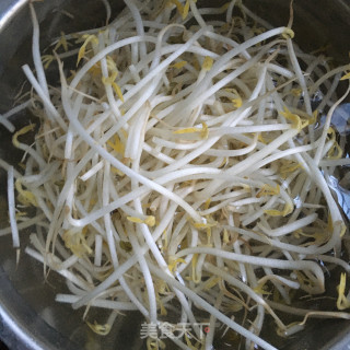 绿豆芽拌菠菜的做法步骤：1