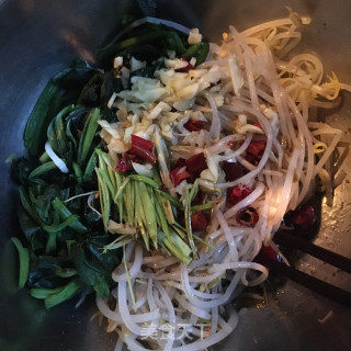 绿豆芽拌菠菜的做法步骤：6