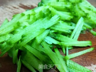 萝卜丝虾皮手擀面的做法步骤：1