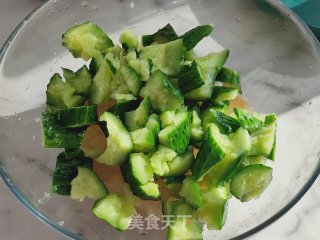 黄瓜拌海蜇头的做法步骤：2