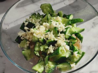 黄瓜拌海蜇头的做法步骤：3