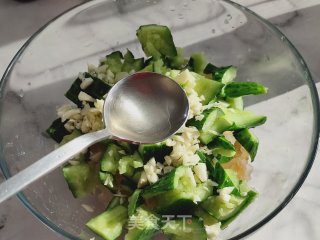 黄瓜拌海蜇头的做法步骤：4