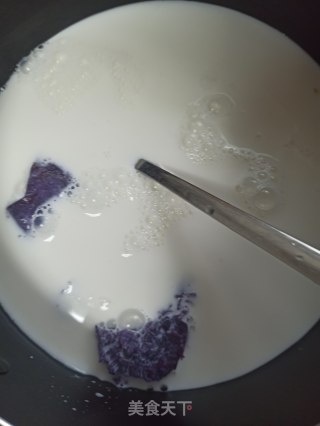 紫薯牛奶汤汤圆的做法步骤：2