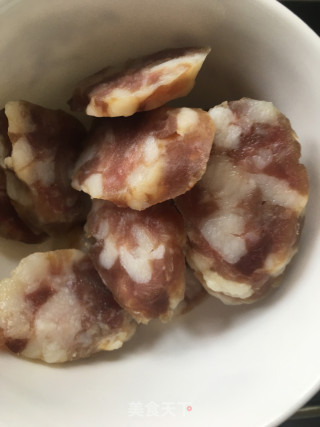 青菜炒香肠的做法步骤：2