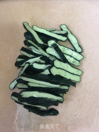 咸肉臭干炒大蒜的做法步骤：1