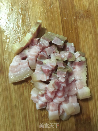 咸肉臭干炒大蒜的做法步骤：2