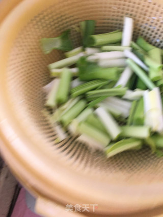咸肉臭干炒大蒜的做法步骤：3