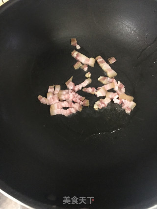 咸肉臭干炒大蒜的做法步骤：4