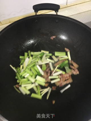 咸肉臭干炒大蒜的做法步骤：5