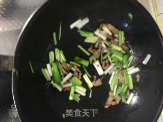 咸肉臭干炒大蒜的做法步骤：6