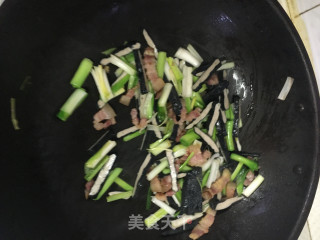 咸肉臭干炒大蒜的做法步骤：7