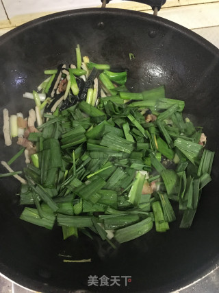 咸肉臭干炒大蒜的做法步骤：8