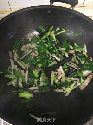 咸肉臭干炒大蒜的做法步骤：9