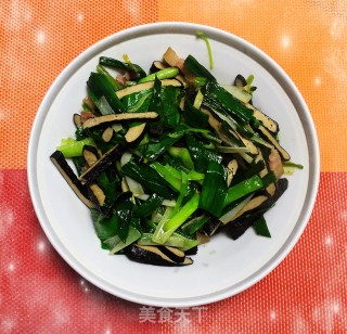 咸肉臭干炒大蒜的做法步骤：10