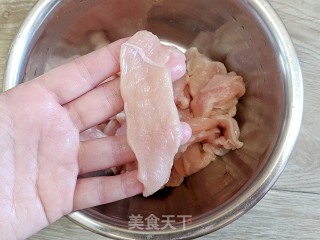 辣子鸡柳的做法步骤：1