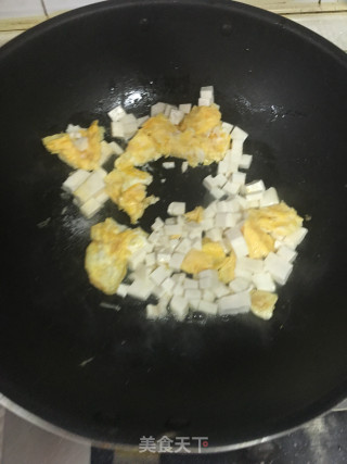 鸡蛋豆腐韭菜盒子的做法步骤：1