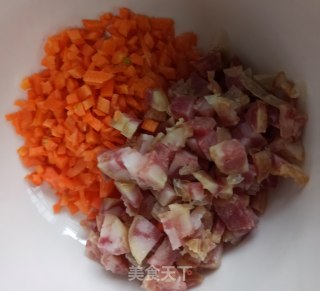 胡萝卜香肠炒饭的做法步骤：1