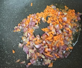 胡萝卜香肠炒饭的做法步骤：3