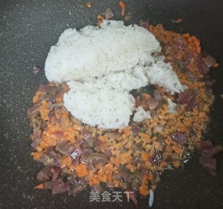 胡萝卜香肠炒饭的做法步骤：4