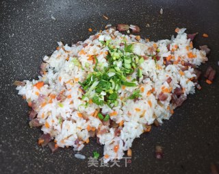 胡萝卜香肠炒饭的做法步骤：5