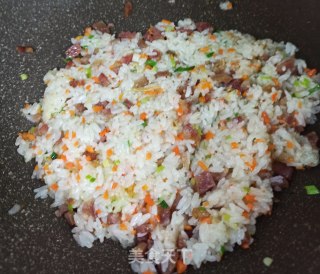 胡萝卜香肠炒饭的做法步骤：6