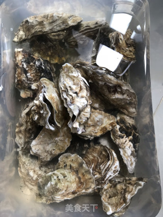 蒜蓉粉丝蒸生蚝的做法步骤：1