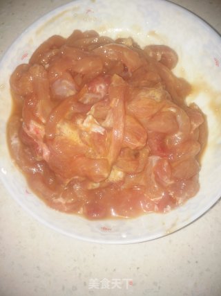 鱼香肉丝的做法步骤：1