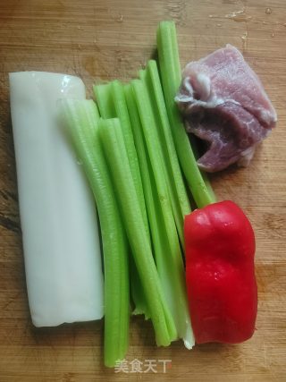 瘦肉西芹炒年糕的做法步骤：1