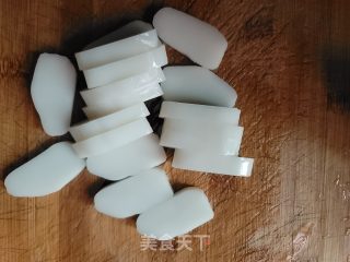 瘦肉西芹炒年糕的做法步骤：2