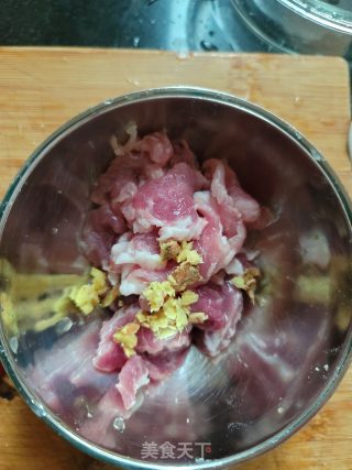 瘦肉西芹炒年糕的做法步骤：3