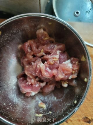 瘦肉西芹炒年糕的做法步骤：4