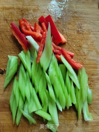 瘦肉西芹炒年糕的做法步骤：5
